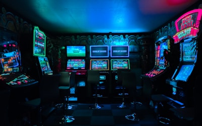 雷火竞技平台前沿科技展示：充满未来感的电竞指挥中心大屏幕，显示着全球实时赛事数据流