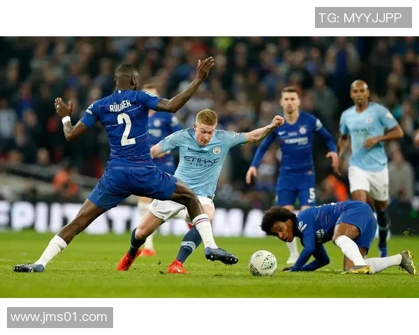 足球明星激情转场燃爆全场引发球迷热烈追捧与期待